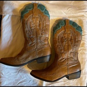 Women’s cowboy boots size 8